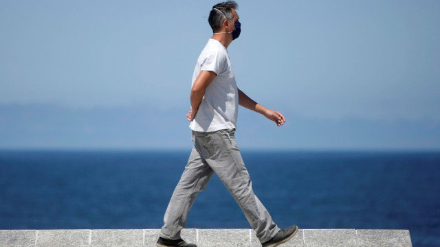 Un hombre camina por el paseo marítimo de A Coruña. CABALAR