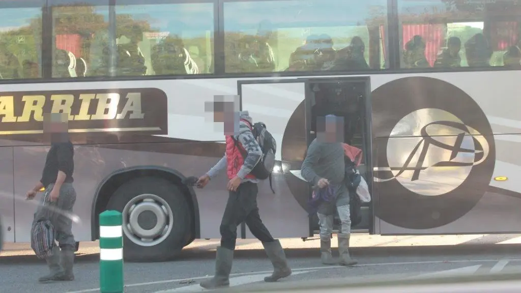 El autobús que transporta a los temporeros. EP