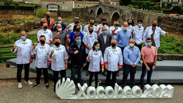 Cocineros en Ponte Maceira para la iniciativa Estrelas Solidiarias no Camiño. AGN