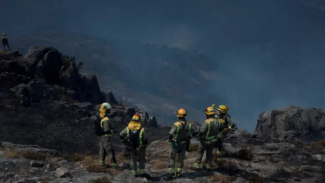 Equipos de extinción en Lobios. BRAIS LORENZO (Efe)