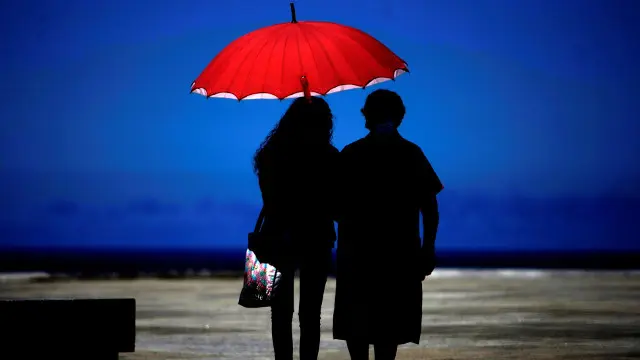 Dos mujeres en el paseo mar&iacute;timo de A Coru&ntilde;a. EFE