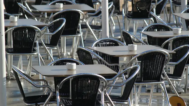 Una terraza con ceniceros en las mesas. PIXABAY