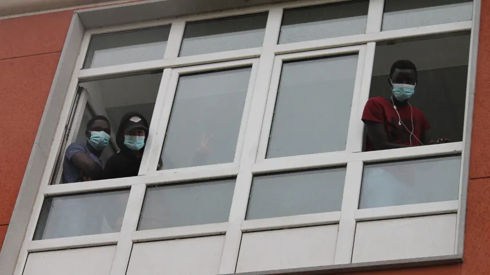 Algunos de los jornaleros aislados en Castro. C. ARIAS