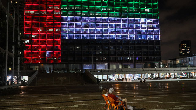 Los colores de la bandera de Emiratos Árabes Unidos en un edificio de Tel Aviv tras el acuerdo. EFE