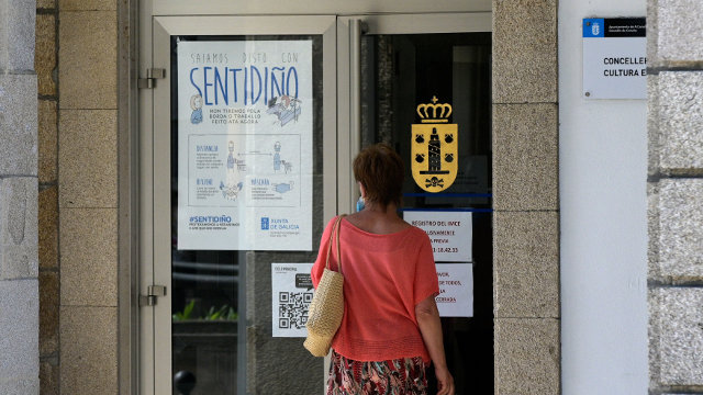 Una mujer, ante un cartel informativo sobre el coronavirus en A Coruña. EP