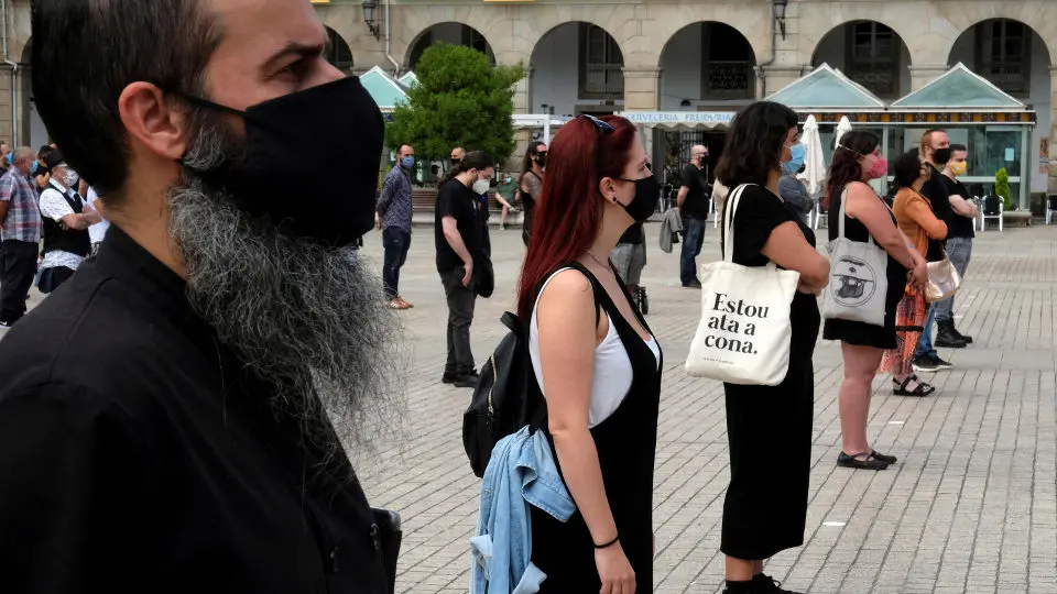 Protesta silenciosa convocada o pasado venres polos hostaleiros da Coruña ante as medidas relativas ao lecer nocturno anunciadas polo Ministerio de Sanidade. KIKO DELGADO/EFE