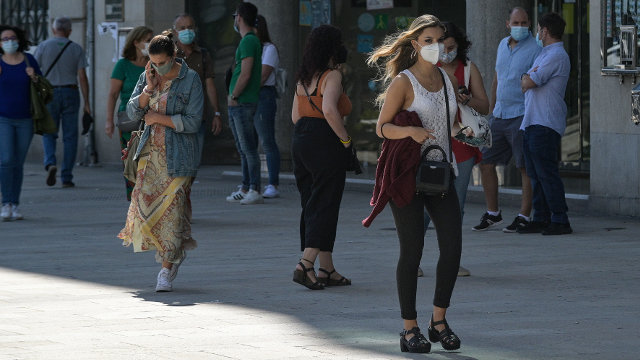 Gente pasea con mascarilla por A Coruña. M. DYLAN