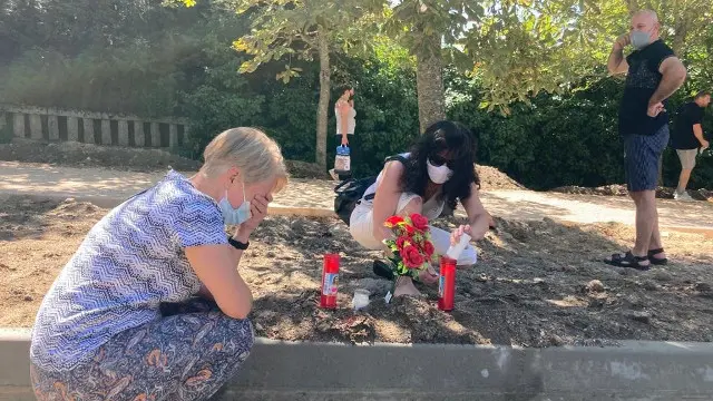 Vecinos de La Granja colocan velas en el lugar del crimen. EP