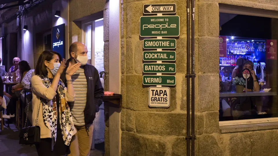 Una pareja pasea por la noche por Lugo el día en que Sanidad anunció el cierre del ocio nocturno CARLOS CASTRO