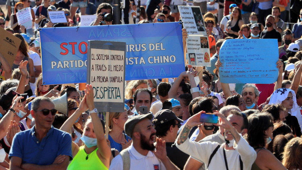 Manifestación de negacionistas contra el uso de las mascarillas en la plaza de Colón. EFE