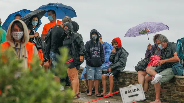 Turistas nas Catedrais baixo a choiva. JOSÉ MARÍA ÁLVEZ
