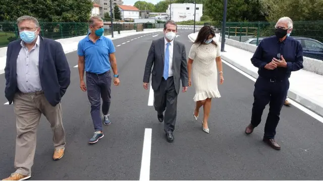 Abel Caballero, Mar&iacute;a Jos&eacute; Caride e Jos&eacute; Manuel Fern&aacute;ndez Alvari&ntilde;o inauguraron este martes a r&uacute;a. EP