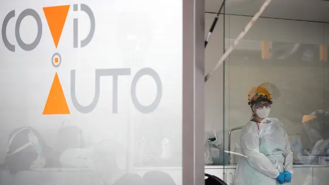 Unha sanitaria traballa no Covid-auto instalado nos exteriores do Complexo Hospitalario Universitario da Coruña (CHUAC). EFE