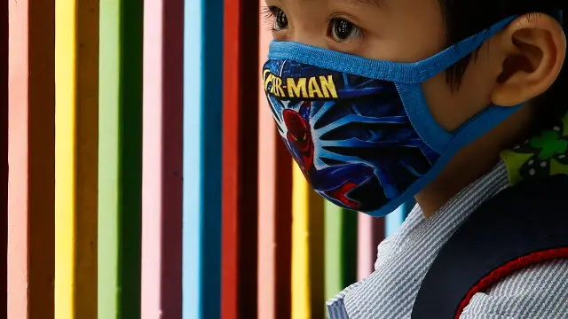 Un neno con máscara. EFE