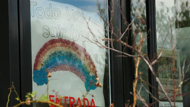 Unha mensaxe de &aacute;nimo no interior da residencia do Incio, onde os positivos seguen en aumento. EUROPA PRESS