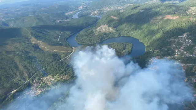 Fumareda provocada polo incendio de Crecente.TWITTER (@BMarroxo)