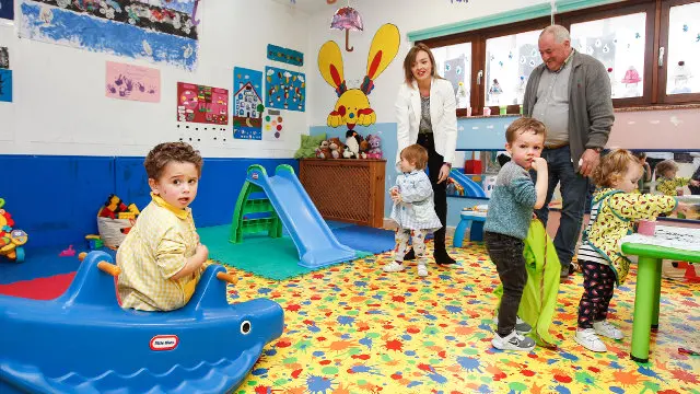 Imaxe da conselleira Fabiola García a unha gardería nunha foto de arquivo. AMA