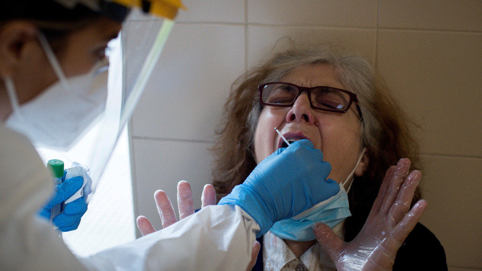 Una enfermera realiza una prueba PCR a una mujer en Ourense. EFE