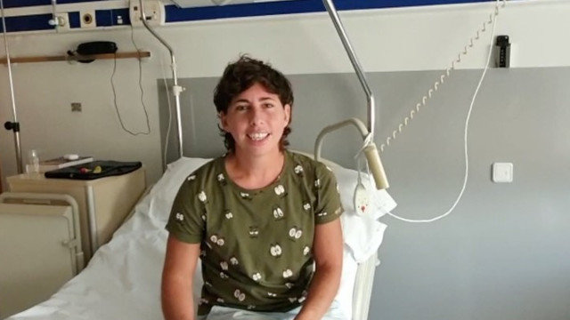 La tenista Carla Suárez, sentada en la cama del hospital. INSTAGRAM