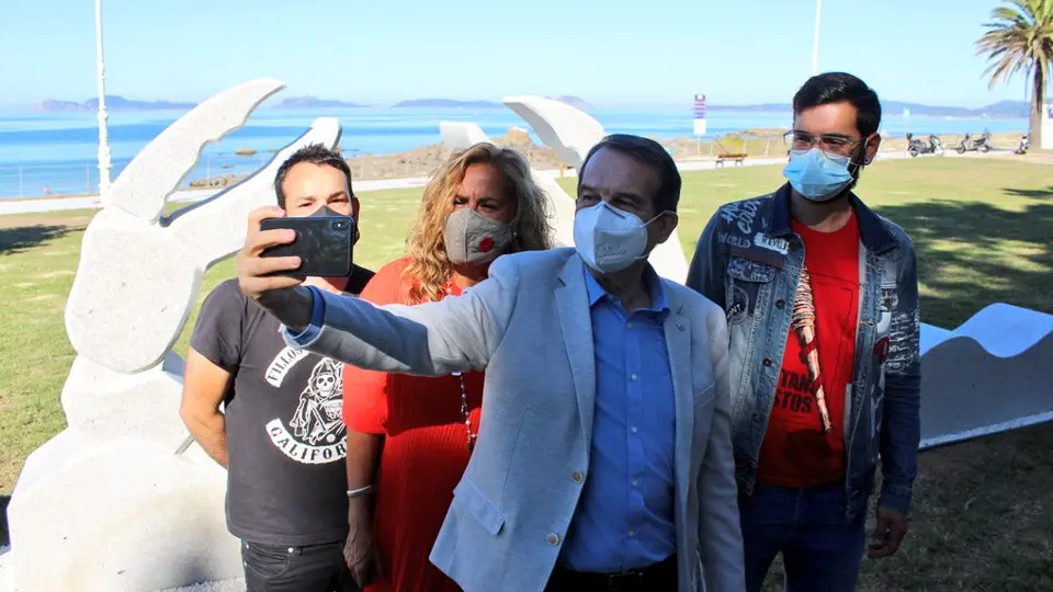 Caballero ante el nuevo conjunto escultórico, la gran nécora de piedra habilitada como punto 'selfie'. DP