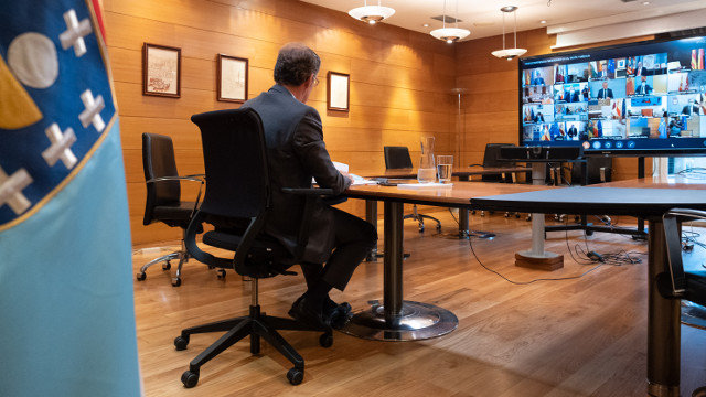 O titular do Goberno galego en funcións, Alberto Núñez Feijóo, mantén unha videoconferencia co presidente do Goberno central, Pedro Sánchez, e os outros presidentes autonómicos. Edificio Administrativo de San Caetano, Santiago de Compostela, 5 de setembro de 2020.