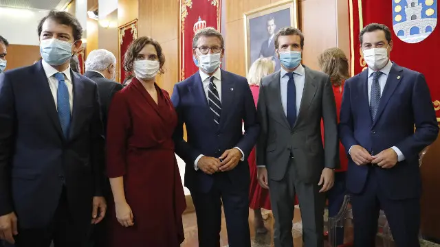 Feijóo, escoltado por Ayuso y Casado. LAVANDEIRA JR