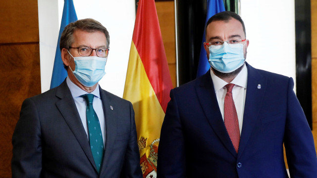O presidente do Principado de Asturias, Adrián Barbón, recibiu este domingo ao presidente da Xunta, Alberto Núñez Feijóo. EFE
