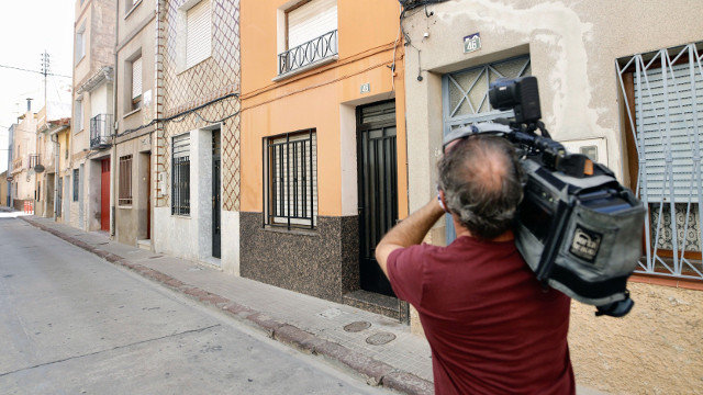 Un periodista graba la casa donde vivía el pequeño. EFE