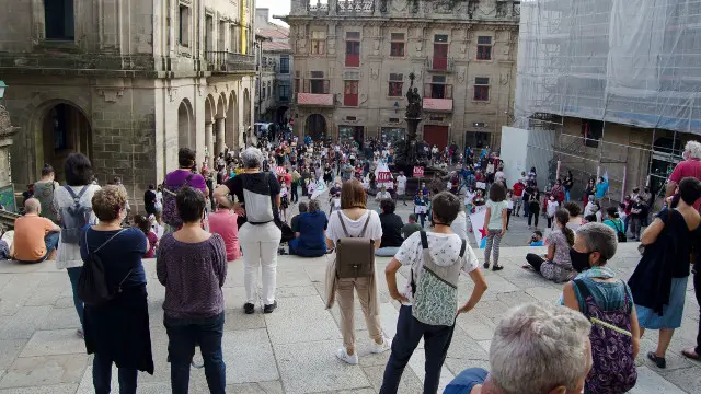 Decenas de manifestantes na concentración de Santiago. CIG ENSINO