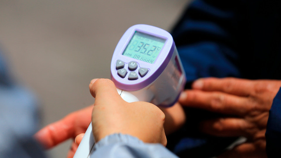 Toma de temperatura con un termómetro digital. JOSÉ JÁCOME (EFE)