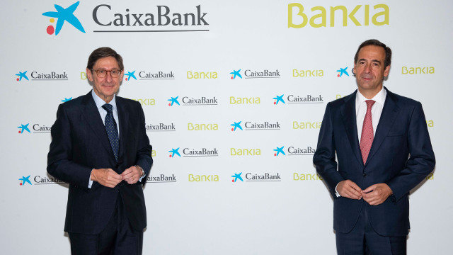 El presidente de Bankia, José Ignacio Goirigolzarri, y el consejero delegado de CaixaBank, Gonzalo Gortázar. EP