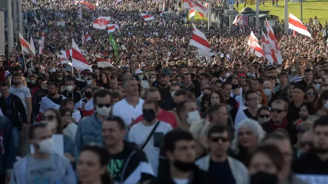 Participantes en la protesta de este domingo en Minsk. EFE