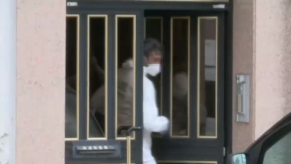 Un miembro del Secrim de la Guardia Civil, en la entrada de la vivienda donde se produjo el crimen. TVG