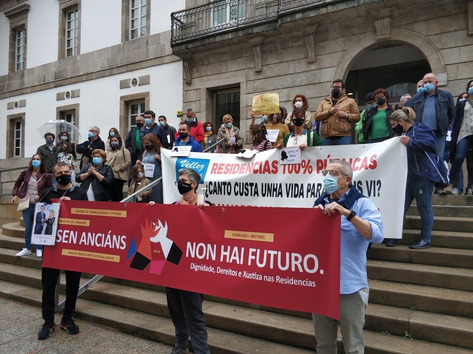 Os manifestantes, diante do Museo Marco de Vigo.EUROPA PRESS