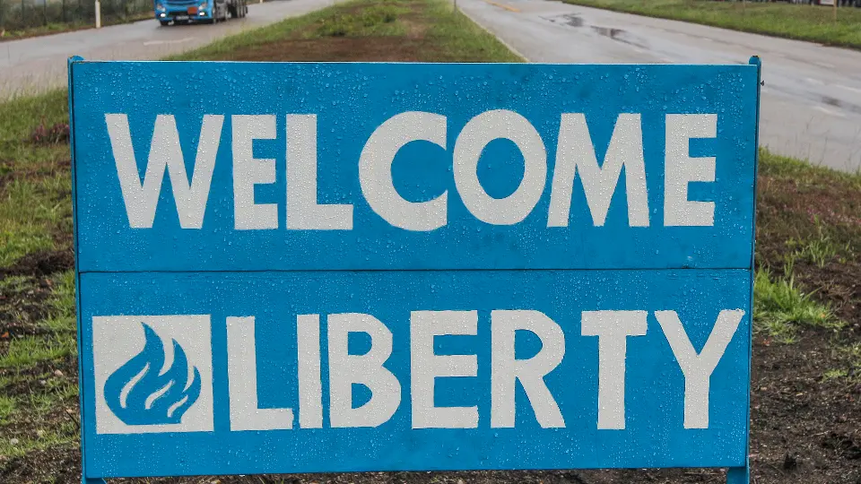 Cartel a la entrada de Alcoa San Cibrao dando la bienvenida al posible comprador, Liberty House. J. Mª ALVEZ