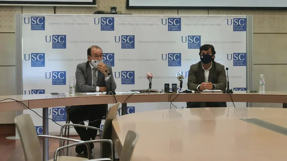 O reitor da USC, Antonio López, e o xerente, Xabier Ferreira, na rolda de prensa deste luns. EUROPA PRESS