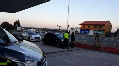 Los agentes, junto a la conductora investigada en Ordes. G.C