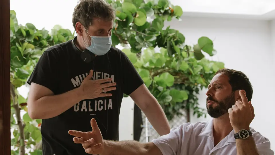 Jorge Coira habla con Matías Varela, en El Hierro. J.O. / MOVISTAR+