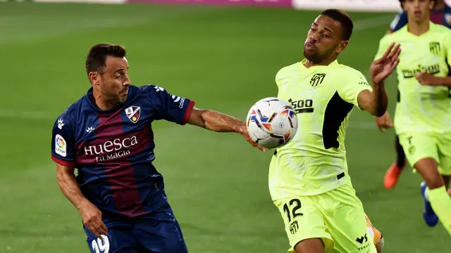 Lodi y Pedro López pugnan por el balón. EFE