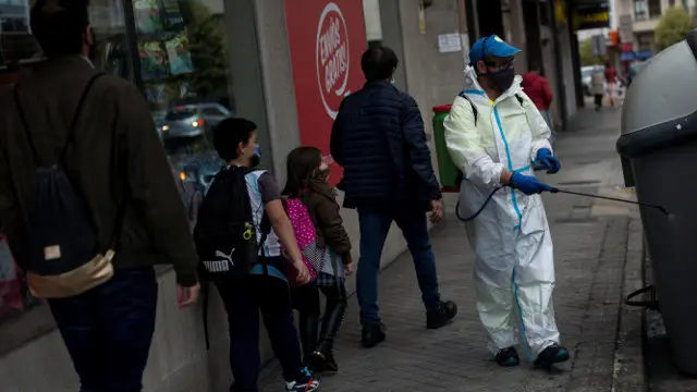 Un operario desinfecta un contenedor en Ourense. BRAIS LORENZO (Efe)