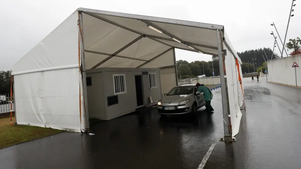 Carpa instalada en el Hula para realizar PCR a ciudadanos en sus coches. XESÚS PONTE
