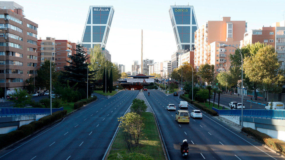Vista del tráfico en el Paseo de la Castellana a la altura de Plaza Castilla en Madrid, este martes. J.J. GUILLÉN (EFE)