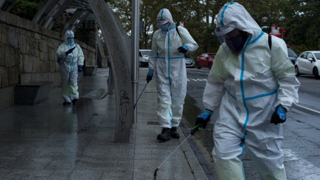 Uns operarios municipais realizan labores de desinfección nunha rúa de Ourense. BRAIS LORENZO (EFE)