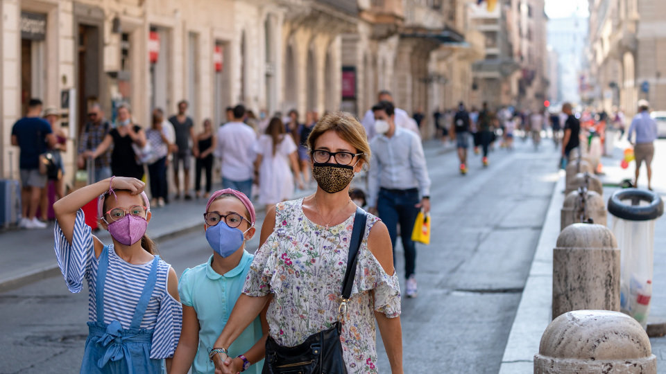 Una familia pasea con mascarilla por Roma. EUROPA PRESS