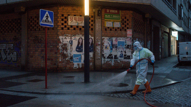 Un operario desinfecta una calle en Ourense. BRAIS LORENZO