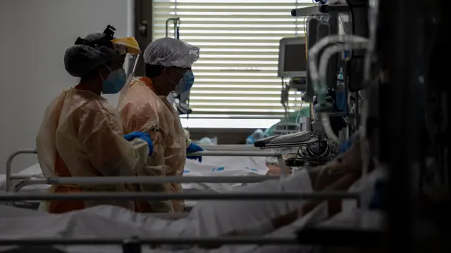 Dos sanitarios atienden a un paciente en el Ramón y Cajal de Madrid. EDUARDO PARRA