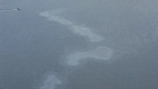 Foto de la mancha de combustible en la ría de Arousa. TWITTER (@salvamentogob)