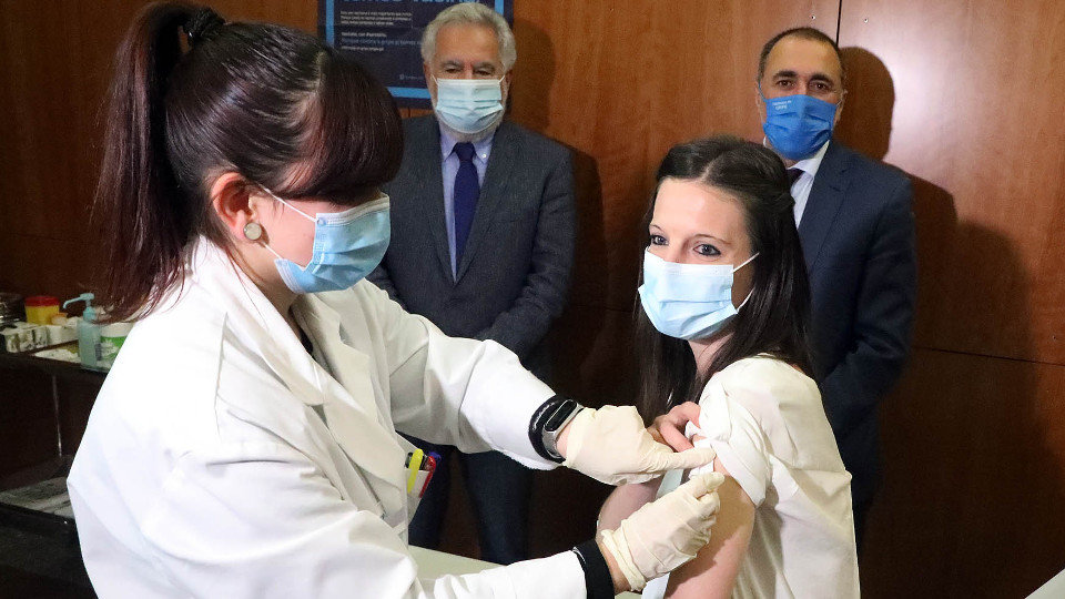 Olalla Rodil recibe la vacuna de la gripe. PEPE FERRÍN (AGN)