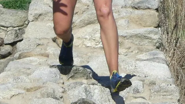 Unha das corredoras pisando as ruínas. PATRIMONIO GALEGO