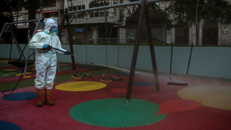 Un operario municipal realiza labores de desinfección en un parque infantil de Ourense. BRAIS LORENZO (EFE)
